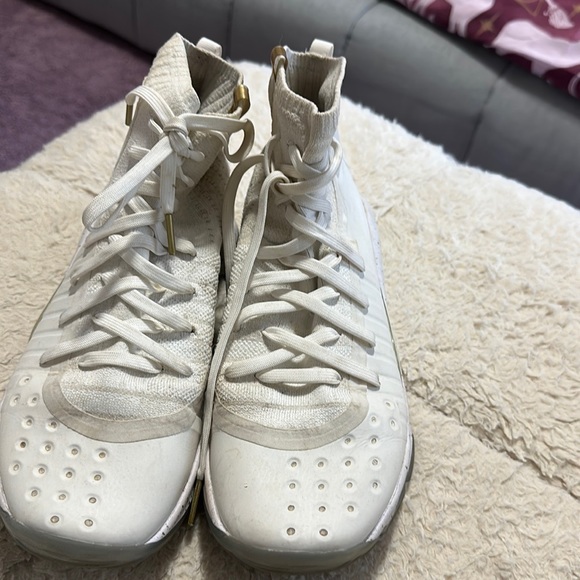 White great condition under Armor bball sneakers - Picture 1 of 4